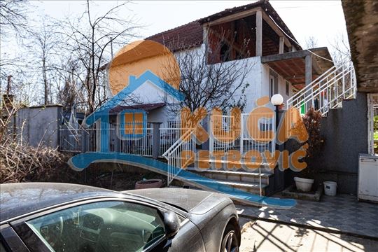 Fina porodična kuća 290m2, sa prelepim pogledom, i