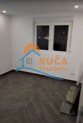 Izdaje se poslovni prostor u blizini Čaira 58m2!