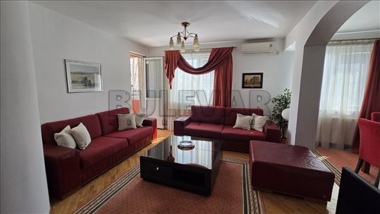 Izdaje se stan kod crkve Svetog Nikole, 70m