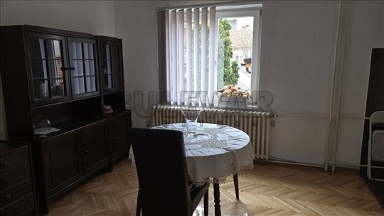 Izdaje se stan na Crvenom pevcu