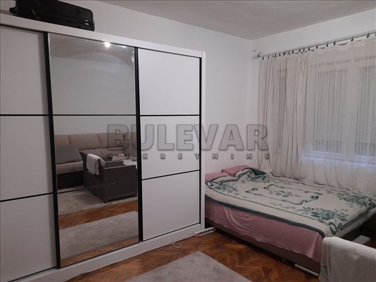 Izdaje se stan preko puta železničke stanice!