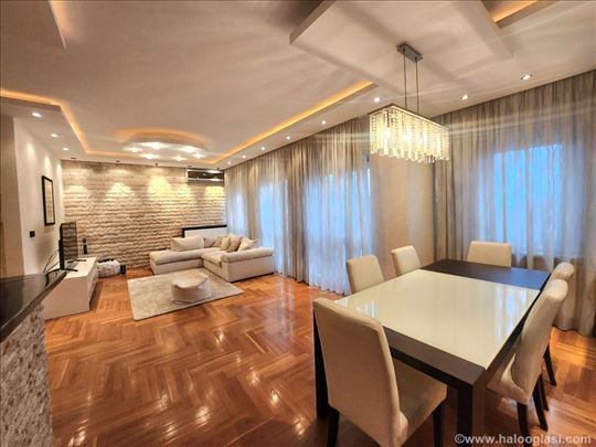 Lux sa garažom u ceni, odmah useljiv