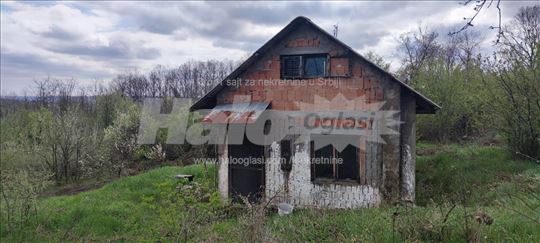 Prodajem 3 placa i kucu