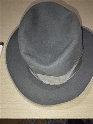 Šešir Helium Friedrich W. Schneider