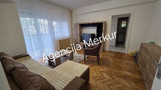 Dvosoban namešten stan za lepim pogledom u centru 