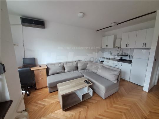 Garsonjera sa terasom za izdavanje