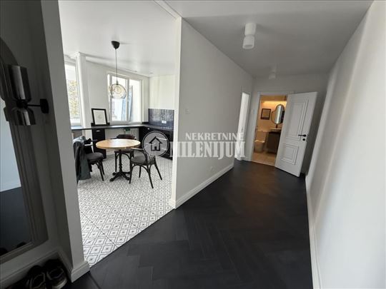 Kvalitetno renoviran 2.0 stan u Zemun ID#2205