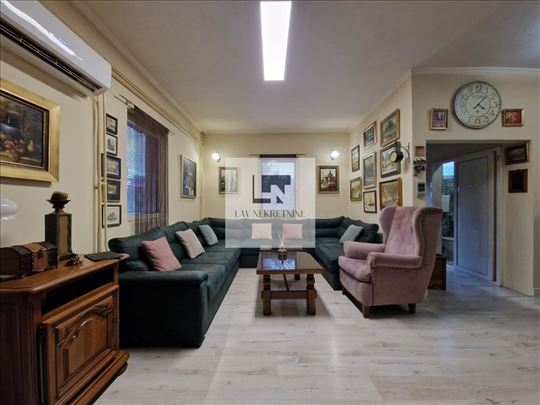 Lepa, prostrana,porodična kuća