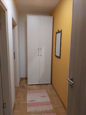 Nameštaj prodajemo zbog preseljenja