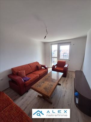 Odličan trosoban nenamešten stan