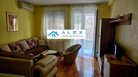 Odličan trosoban stan sa garažnim mestom