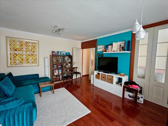 Renoviran useljiv stan - Atelje 212 sa Parkingom!