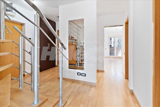 Trosoban dvoetažni stan u centru