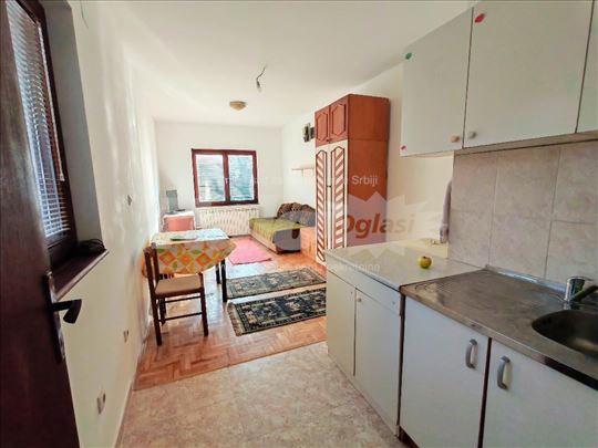 GARSONJERA komotna, udobna i svetla 