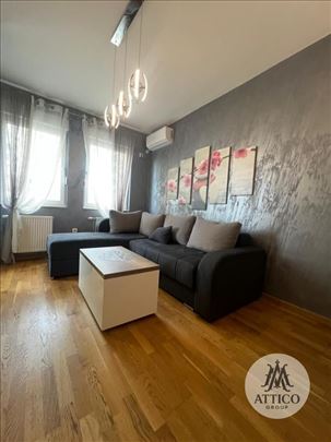 Izdaje se moderan stan sa parkingom u kompleksu Kr