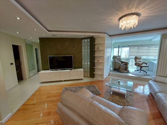 Izdavanje lux trosobnog stana-Novi Beograd, Arena