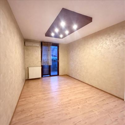 Kanarevo brdo, kod OŠ ,, Djura Jakšić'', uknjižen 