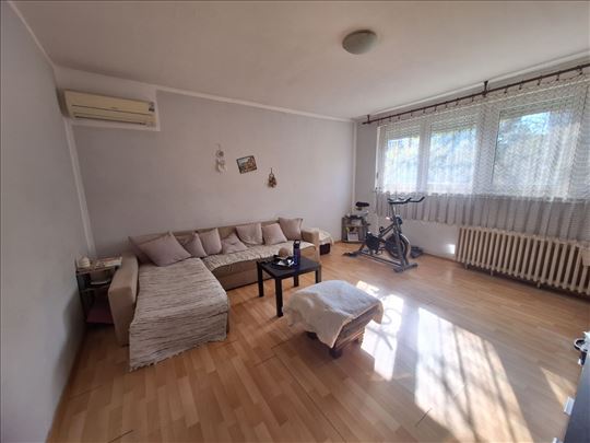 Renoviran uknjizen cena sa namestajem