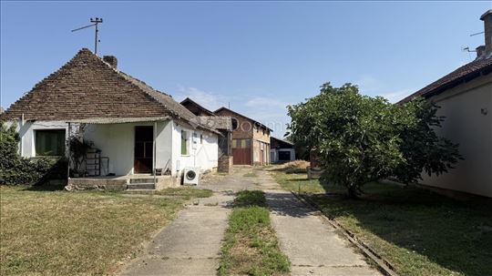 Top ponuda - Krčedin, hala i dve kuće na 35.5 ari