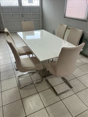 Trepezarijski sto bele boje i stolice set.