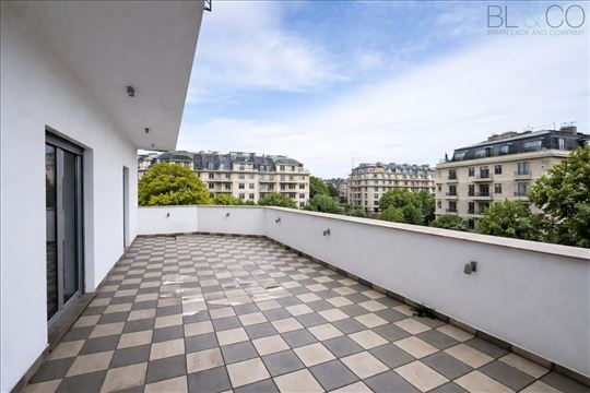 Veliki stan deljiv na dva četvorosobna