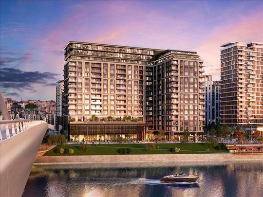 BW Victoria-kruna na obali reke Save