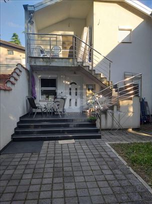 HITNA PRODAJA! Kuca sa dva zasebna stana u Zemunu