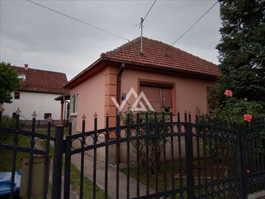Kuća u centru Čačka, 4.5a plac, mirna ulica, odlič