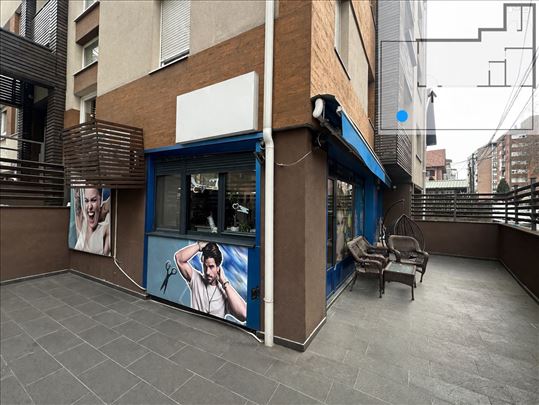 Lokal sa velikim izlogom, dvorištem i parkingom