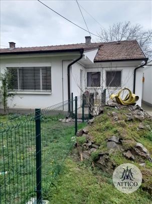 Pet friendly kuća sa dvorištem i parkingom – Petro