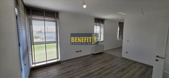 Poslovno-magacinski prostor, 300m2, uknjižen