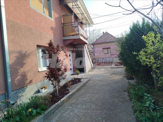 Potpuno renoviran komforan trosoban stan u kuci 