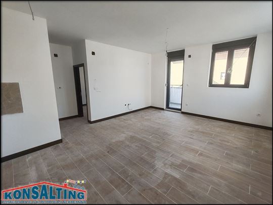 Stan,novogradnja,Novi Banovci,autoput blizu,034-12