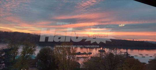 ZEMUN KEJ - uz Dunav, Pogled na R. ostrvo, Parking