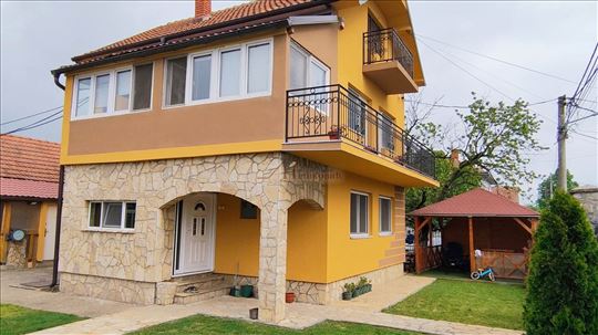 Bečmen GO Surčin dve zasebne kuće na 5,5 ari, uknj