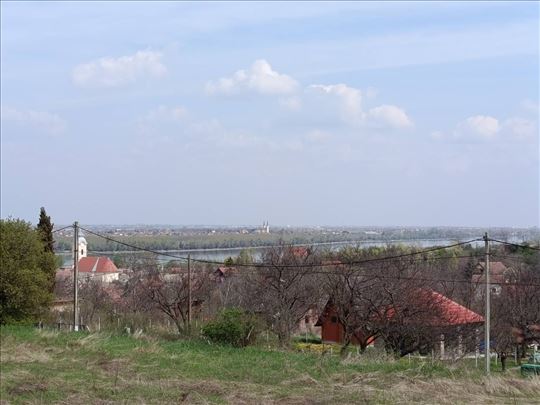 Čerević plac 8ari gradj.  pogledom na Dunav hitno