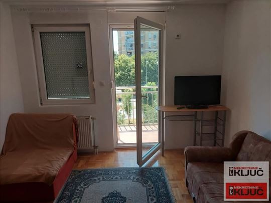 Izdaje se dobra garsonjera u blizini Sajma