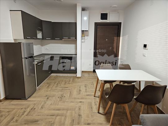 Izdaje se namešten stan u centru Nove Pazove