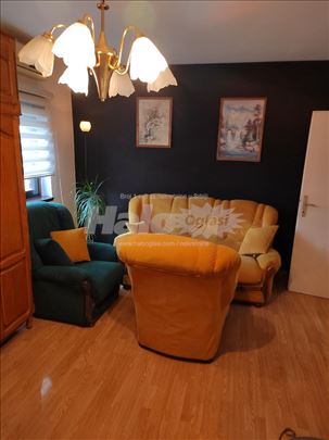 Izdajem namešten cetvorosoban komforan stan 