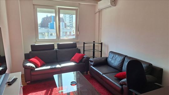 Izdavanje četvorosobnog stana,Knez Danilova,centar