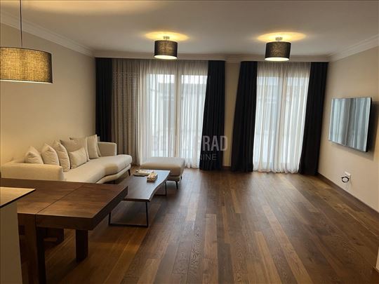 Luksuzan sa garažom i dvorištem