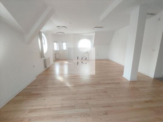 Petosoban stan u samom centru grada 2200€/m2