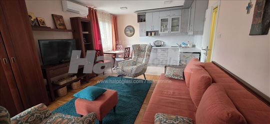 Trosoban stan Vozdovac 63 m2