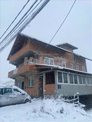 Čukarica – kuća 400 m², podrum, podno grejanje