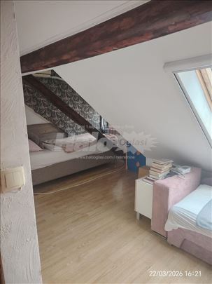 Devojacka sobica u potkrovlju za izdavanje 