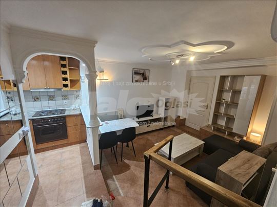 Izdaje se renoviran jednoiposoban stan na Ceraku