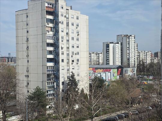 Izdaje se stan jednoiposoban, Gandijeva