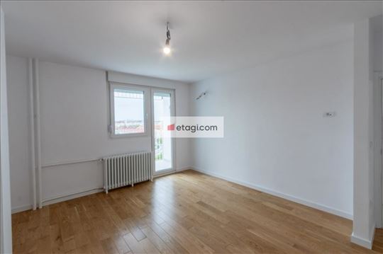 Kompletno renoviran četvorosoban stan u Bloku 37 –