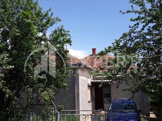 Kuća u Pirotu, ukupno 200 m2, plac 8,5 ari,