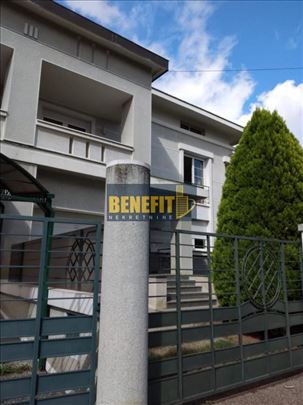 Lux vila na Dedinju sa prelepim dvorištem